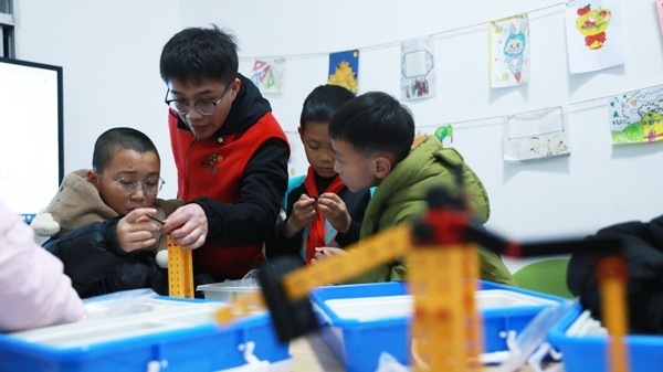 新春走基层丨年味里的青春:“护苗”成长 “助农”增收