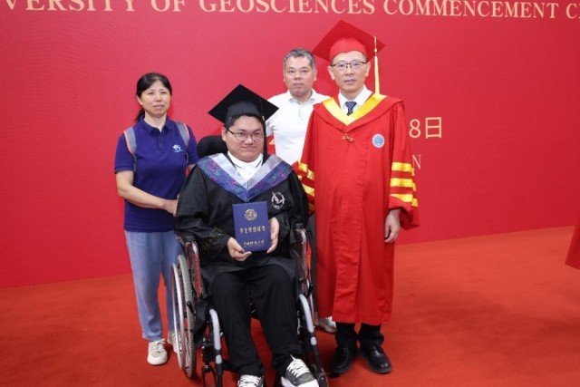 14次手术,体内植入28颗钢钉,毕业典礼上校长点赞的“钢铁侠”圆梦直博(图3) 14次手术,体内植入28颗钢钉,毕业典礼上校长点赞的“钢铁侠”圆梦直博(图3)