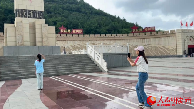 戴红领巾的小女孩向中央红军长征胜利纪念碑敬少先队礼。人民网记者 白鸽摄