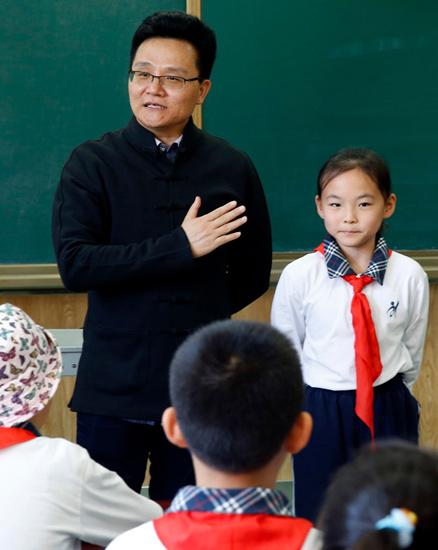 相声演员李伟建在景泰小学建立曲艺传承工作室