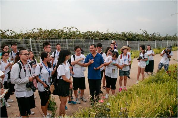 ����ũ�ֿƼ���ѧ⨺�������ʾ��վ��ϯ��ѧ����ռ����ʵ������Ϊͬѧ�ǽ���⨺��ҵ�����������̣���������ѧԺ �δ����㣩