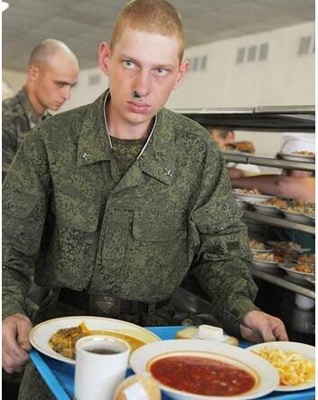 俄罗斯军队伙食曝光!吃的菜味道都一样!