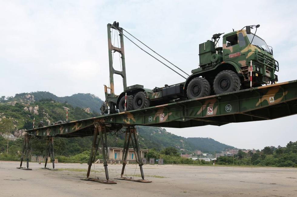 軍事黑科技:解放軍架橋車快速架橋