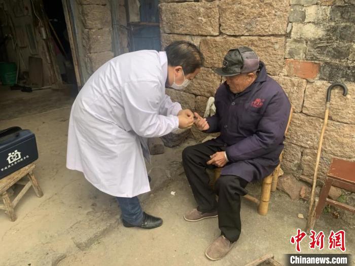 王友帆上门问诊 三门县委宣传部供图