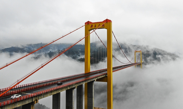 普立大桥云飘雾绕