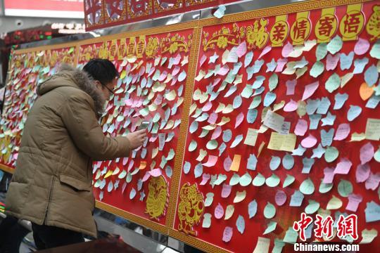 长春火车站现祝福墙为春运增添温馨