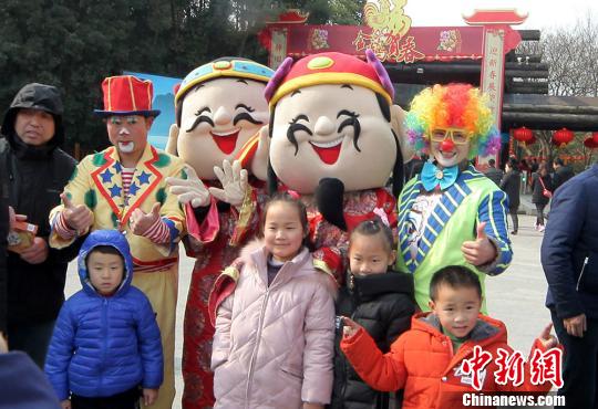 各地游客走进江苏天目湖尽享阳光下的深呼吸