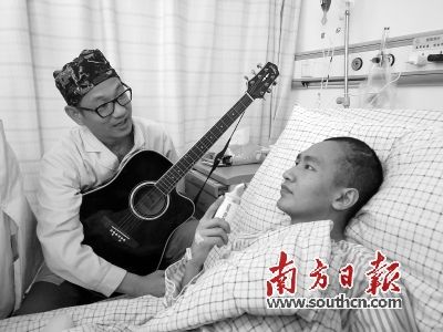 医生自弹自唱,唤醒失语小伙(图)