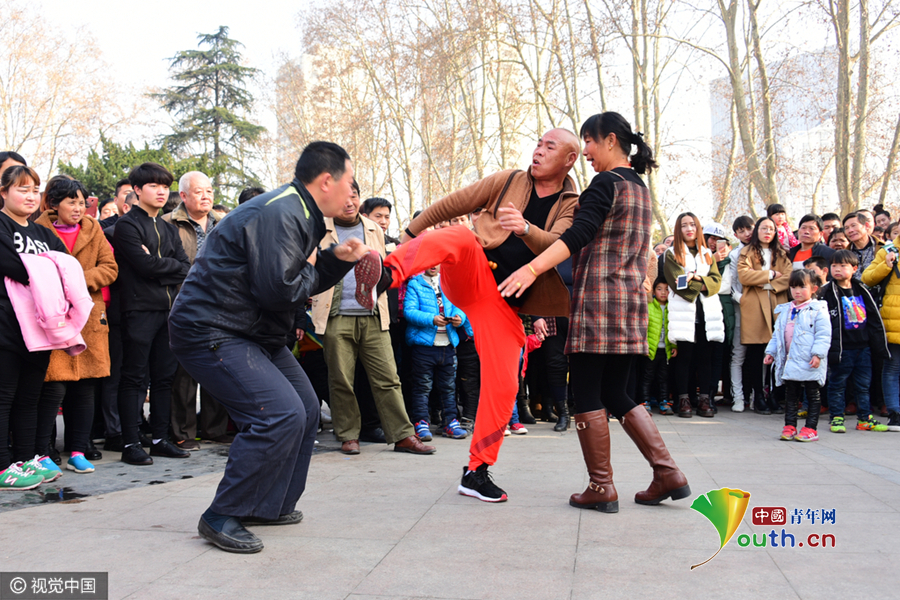 郑州大叔大妈自创逆天摇摆抽筋舞引爆网络
