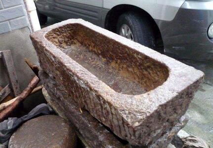 安徽:以为是古董,一家3口费尽心思偷走猪槽__中国青年网