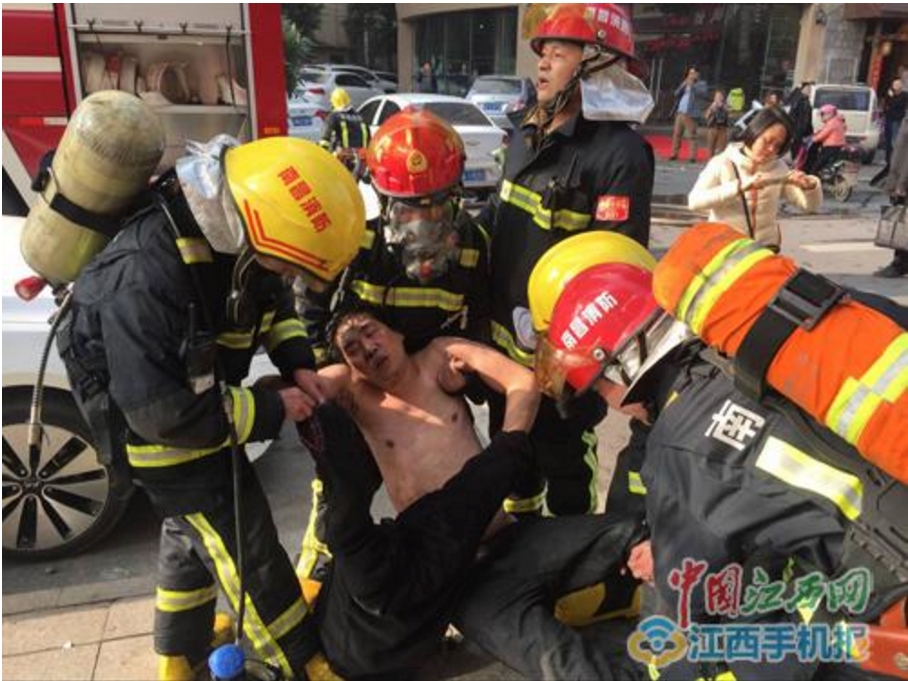 南昌星级酒店火灾 店客:被烟熏醒 跳楼逃生