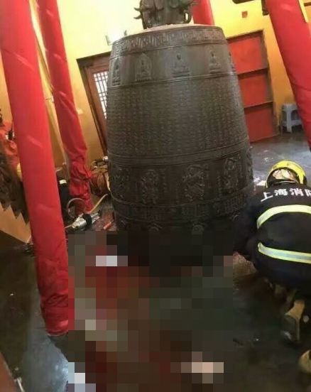 上海静安寺大钟坠落:一女子被困钟罩 脚被砸断