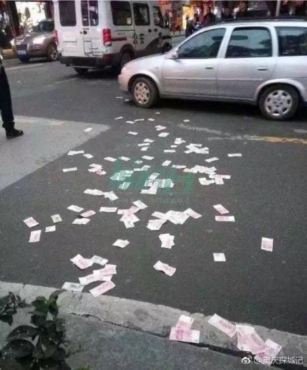 重庆一女子当街撒上万元现金边撒钱边往前走