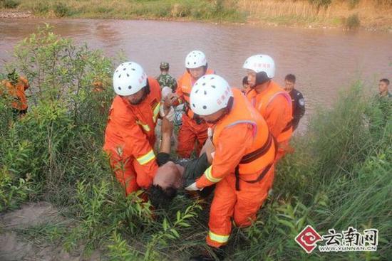 男子下河拉網捕魚溺水 河深水渾被救時已死亡