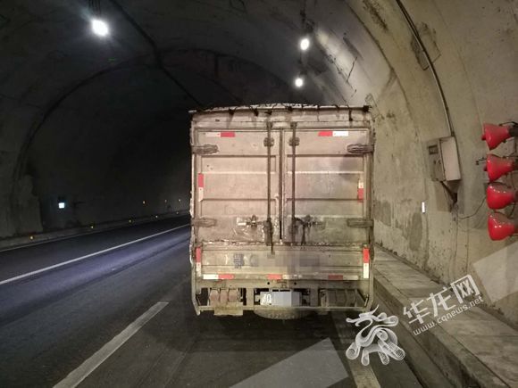 这辆车的驾驶员在高速路上停车看球赛。市交通执法高速三支队四大队供图