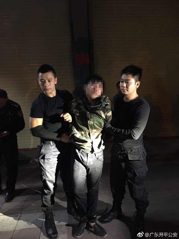 杨某因涉嫌绑架罪被警方依法刑事拘留.@广东开平公安