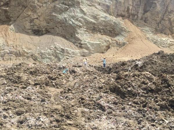 矿坑现场已经被垃圾覆盖.浙江在线