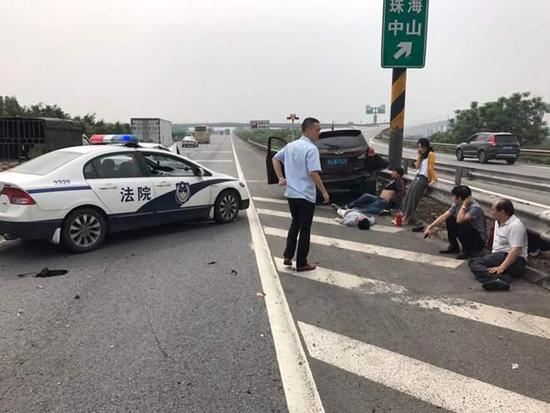 高速车祸致车毁人伤 过路法院干警出手相助