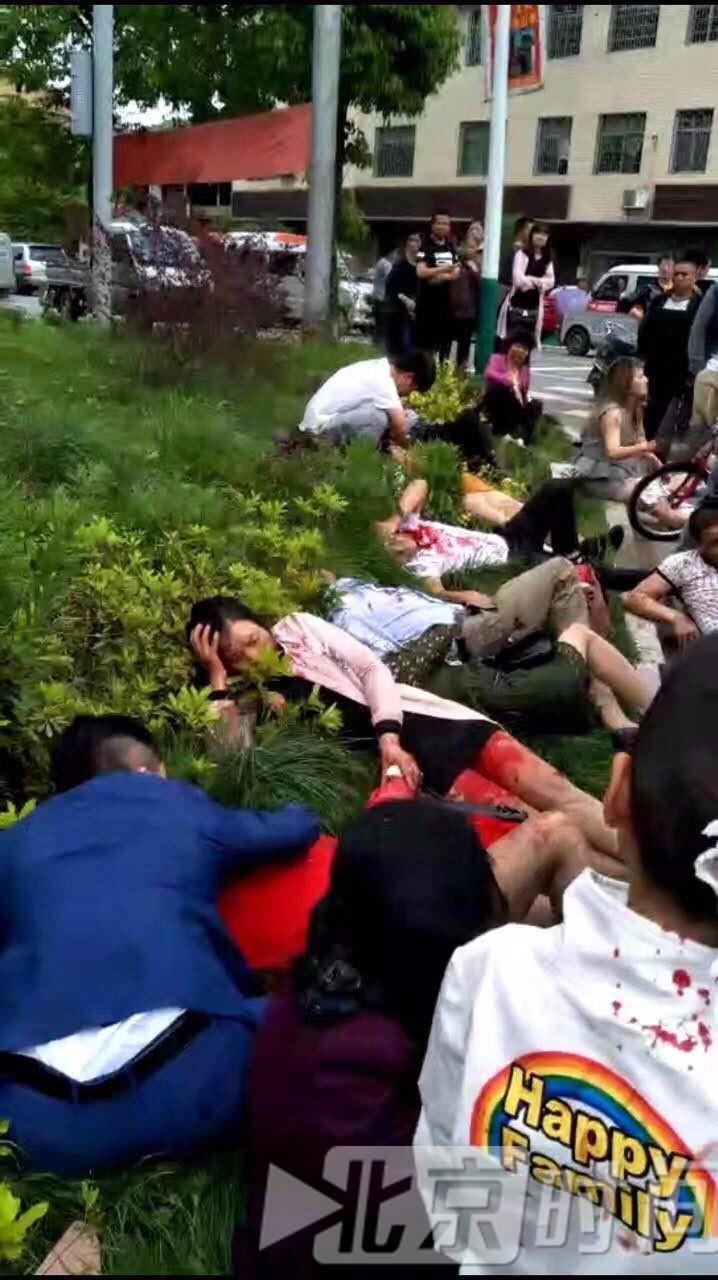 湖南浏阳一送亲客车与货车相撞致2死16伤新娘跪地痛哭