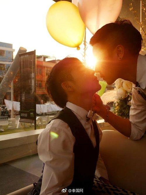 泰国高颜值同性恋人抚养孩子 网友:神剧来自现实