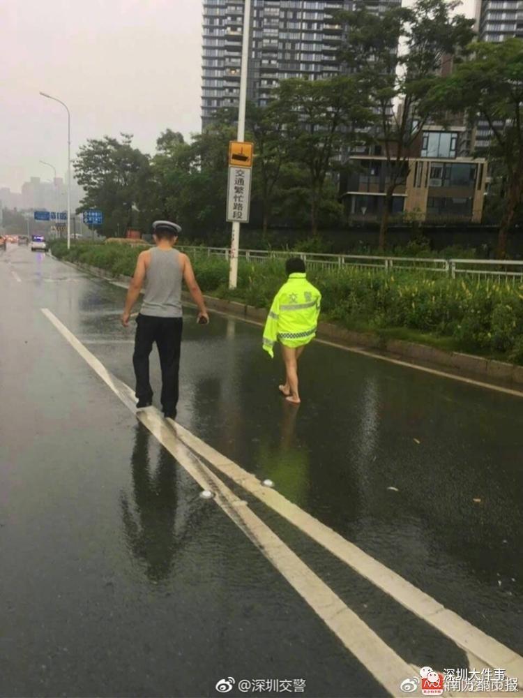 女子约会网友受挫街头裸奔 暖男交警为防轻生冒雨牵手跟随