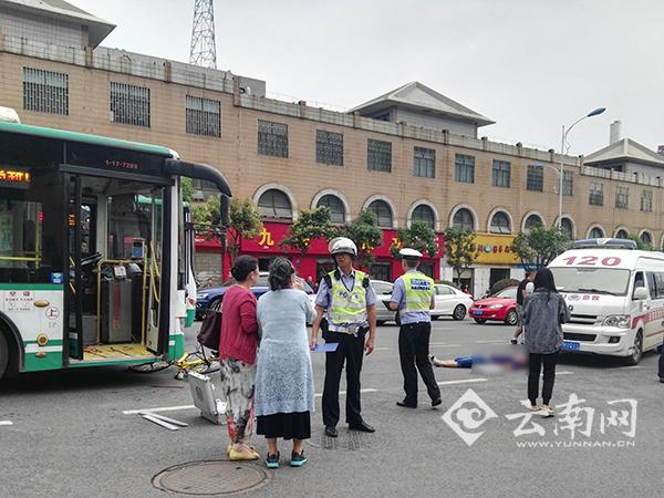 昆明一男子骑共享单车横穿马路当场被公交车撞身亡