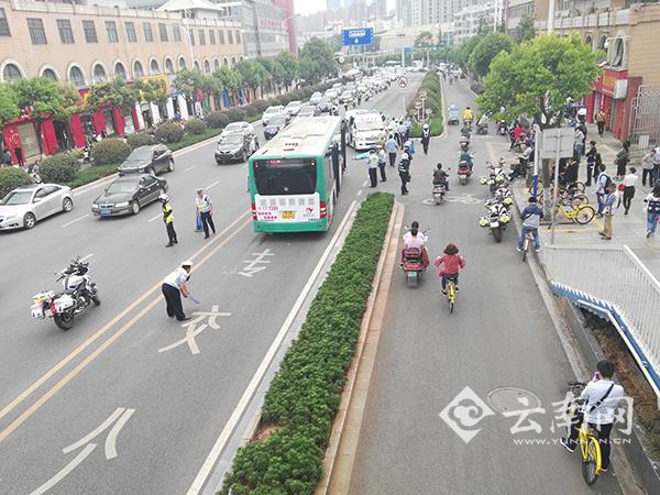 昆明一男子騎共享單車橫穿馬路當場被公交車撞身亡