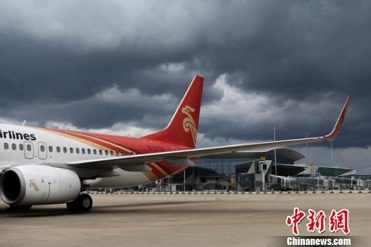 广州白云机场受恶劣天气影响取消170个航班