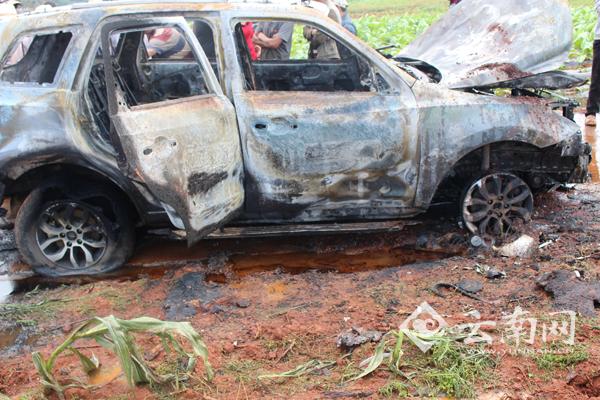 云南罗平一轿车公路上自燃灭火后成一空壳