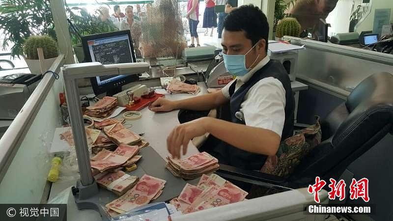 20萬現金放床底3年發黴銀行員工數錢數到嘔吐