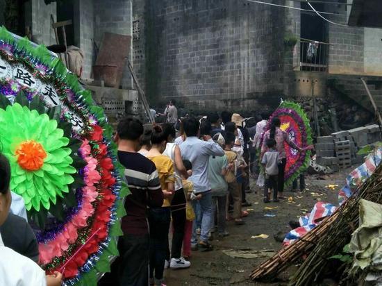 广西46岁乡村教师病逝众村民送行,女儿称将来也做乡村老师