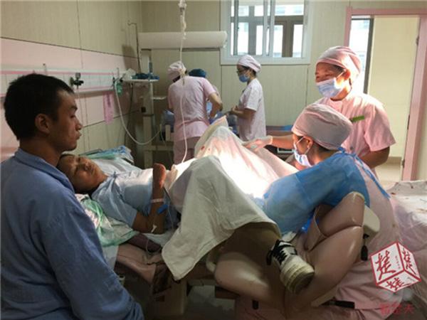 四肢残疾孕妇顺产生下52斤男婴产科专家为她感动