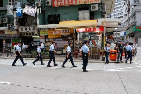 女警香港闹市区遭钢珠狙击 警车玻璃被射爆