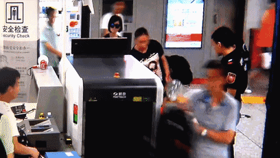 Ů��Я������������챻�� �վ��øֲ���򰲼�Ա