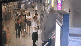 Ů��Я������������챻�� �վ��øֲ���򰲼�Ա