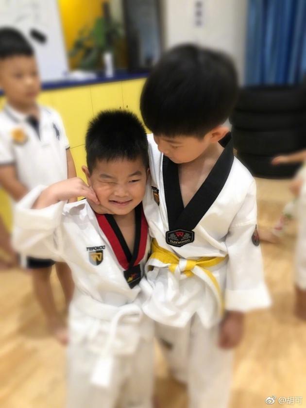 安吉强吻小鱼儿温馨照 兄弟情简单粗暴画面超