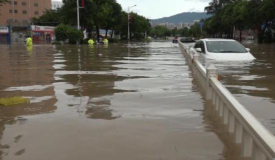 广东惠阳强降雨致河水倒灌数百人被困