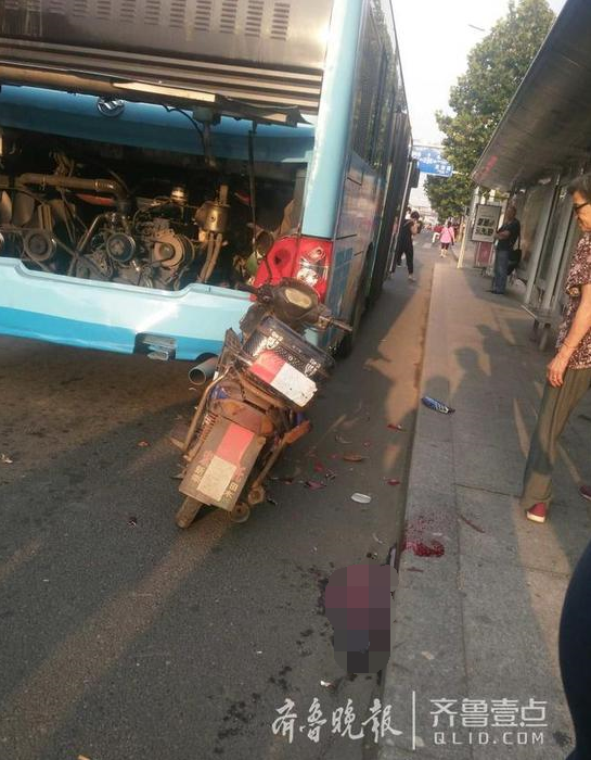 烟台:摩托车撞上公交车 摩托驾驶员伤势严重