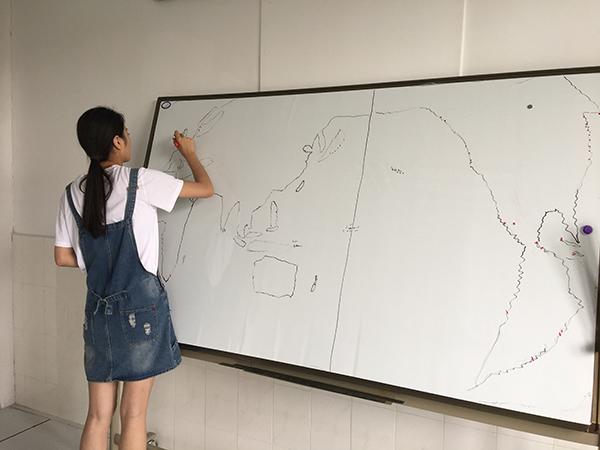 为代表中国参赛 20岁上海姑娘练就盲画世界地图