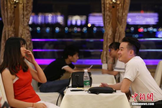 相亲会上男女嘉宾互动交流。张畅 摄