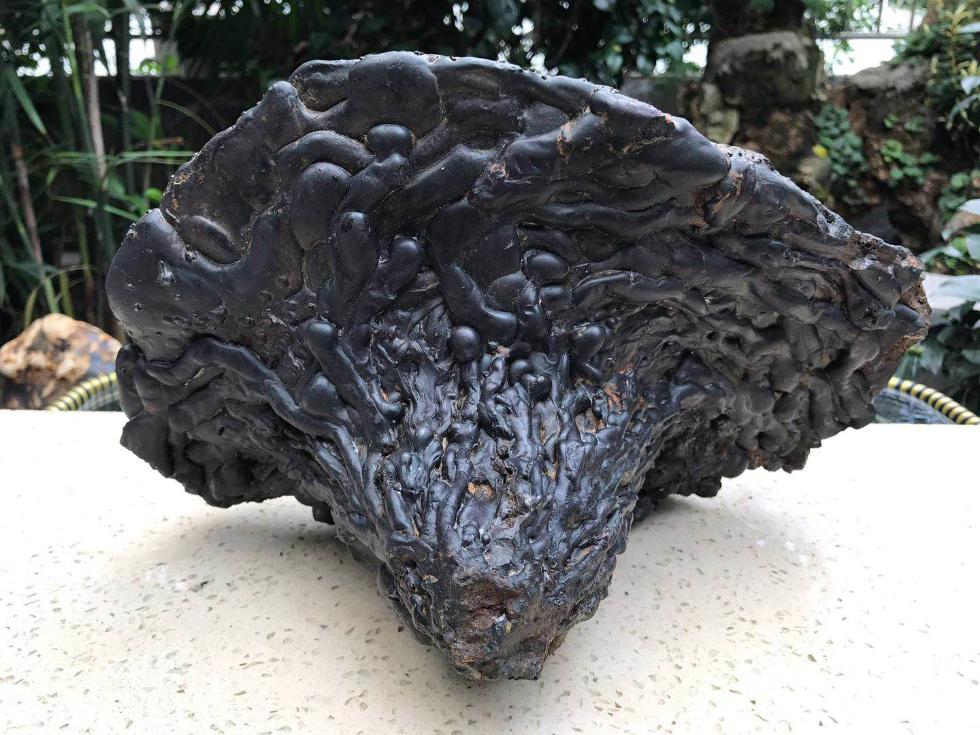 20万一克!香格里拉陨石现身成都珠宝展 质疑者:这是炉渣