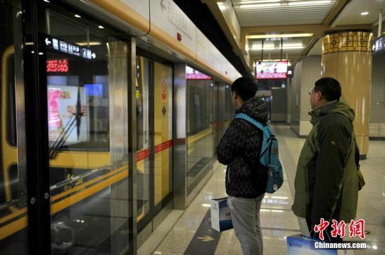 北京多条地铁缩短列车间隔1号线延长周五末班车时间
