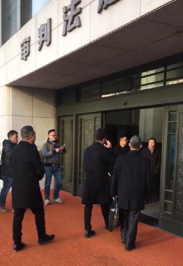 杭州保姆纵火案因管辖权异议延审 被告发抖坚