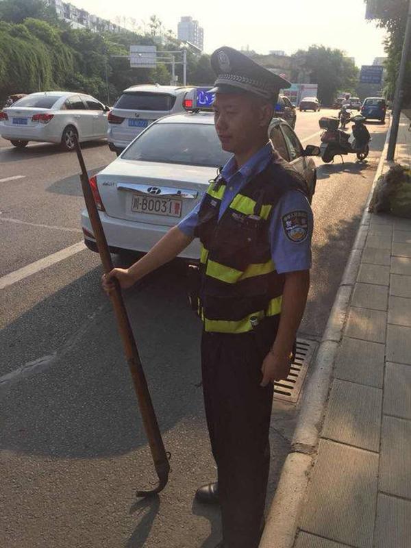 拿一米多长的火药枪当扁担绵阳老大爷乘公交吓坏一车人