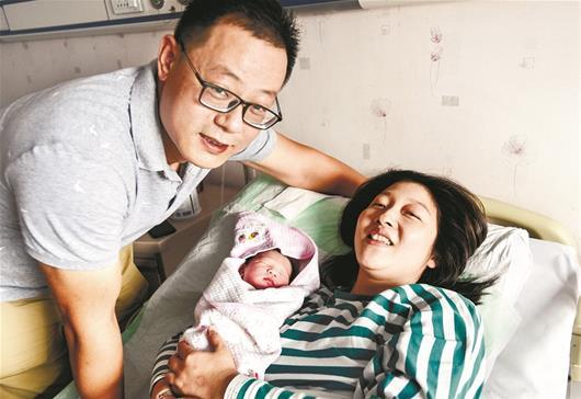 民警上班途中遇临产孕妇 送医途中私家车变产