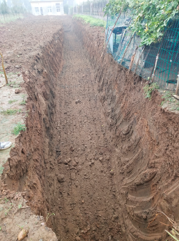 山东邹平动用挖掘机挖百米深沟挖出企业深埋地下污染物