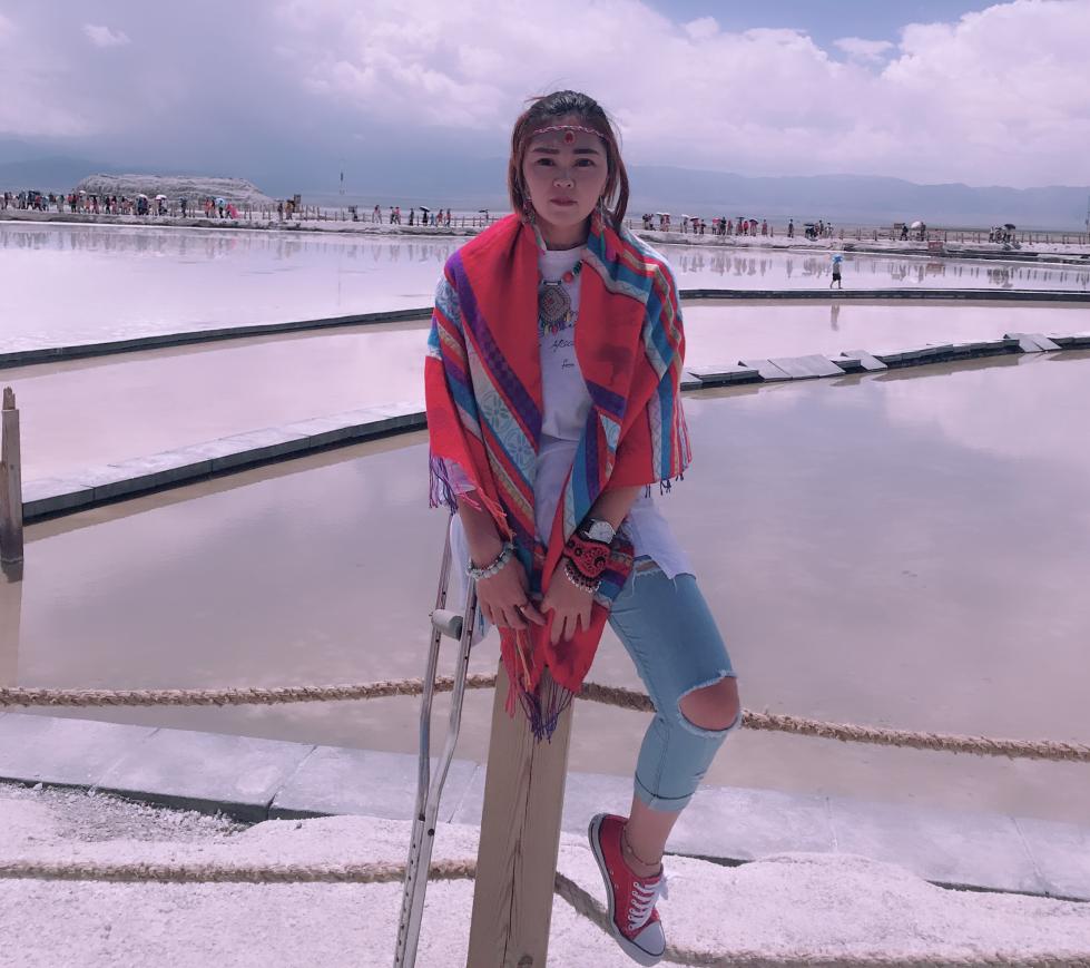 独腿女孩当电焊工爆红网络回绝300名男子表白