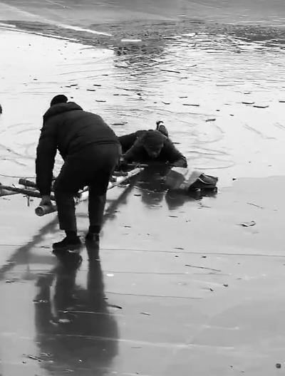 北京一男子为抄近道走冰面掉进冰窟窿