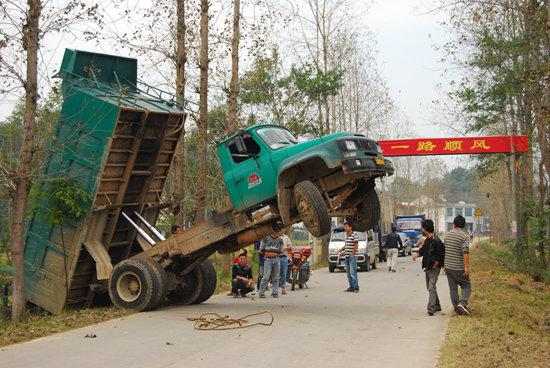 湖南常德汉寿县的一乡村公路上,一辆货车因超载导致事故