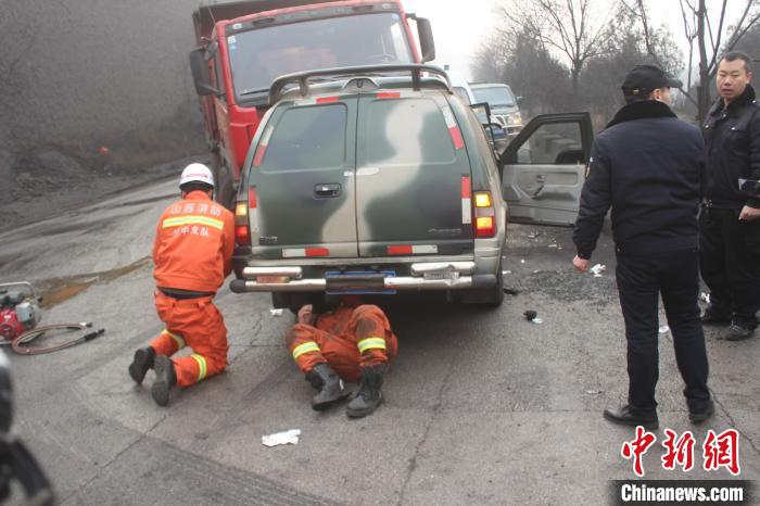 山西灵石运钞车与货车相撞致驾驶人被困消防员施救